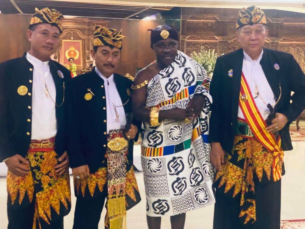 HRH Oheneba with members of the Javanese royal court