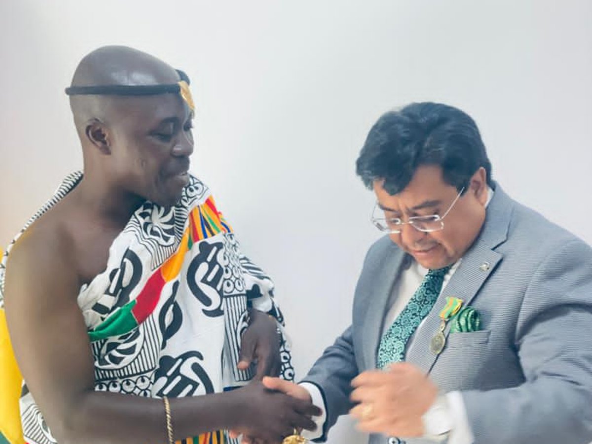 HRH Oheneba Nana Kwame Obeng II exchanging courtesies during the Republic of Peru engagement