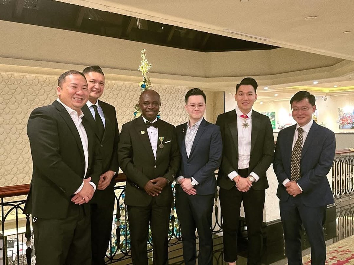 Group portrait with HRH Oheneba Nana Kwame Obeng II during the Singapore engagement