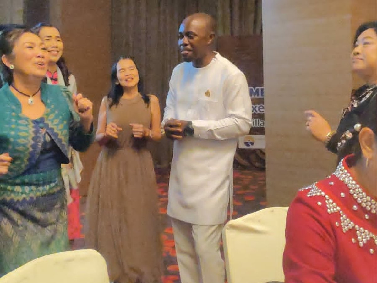 HRH Oheneba Nana Kwame Obeng II meeting guests during the Singapore engagement